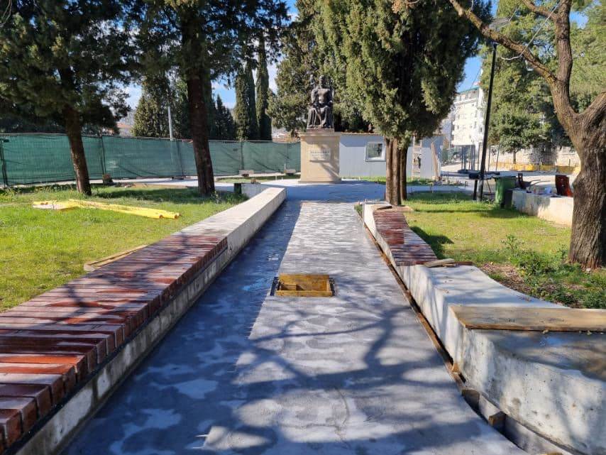  Gradonačelnik Podgorice Ivan Vuković  je da će uskoro završiti uređenje platoa ispred Gimnazije 