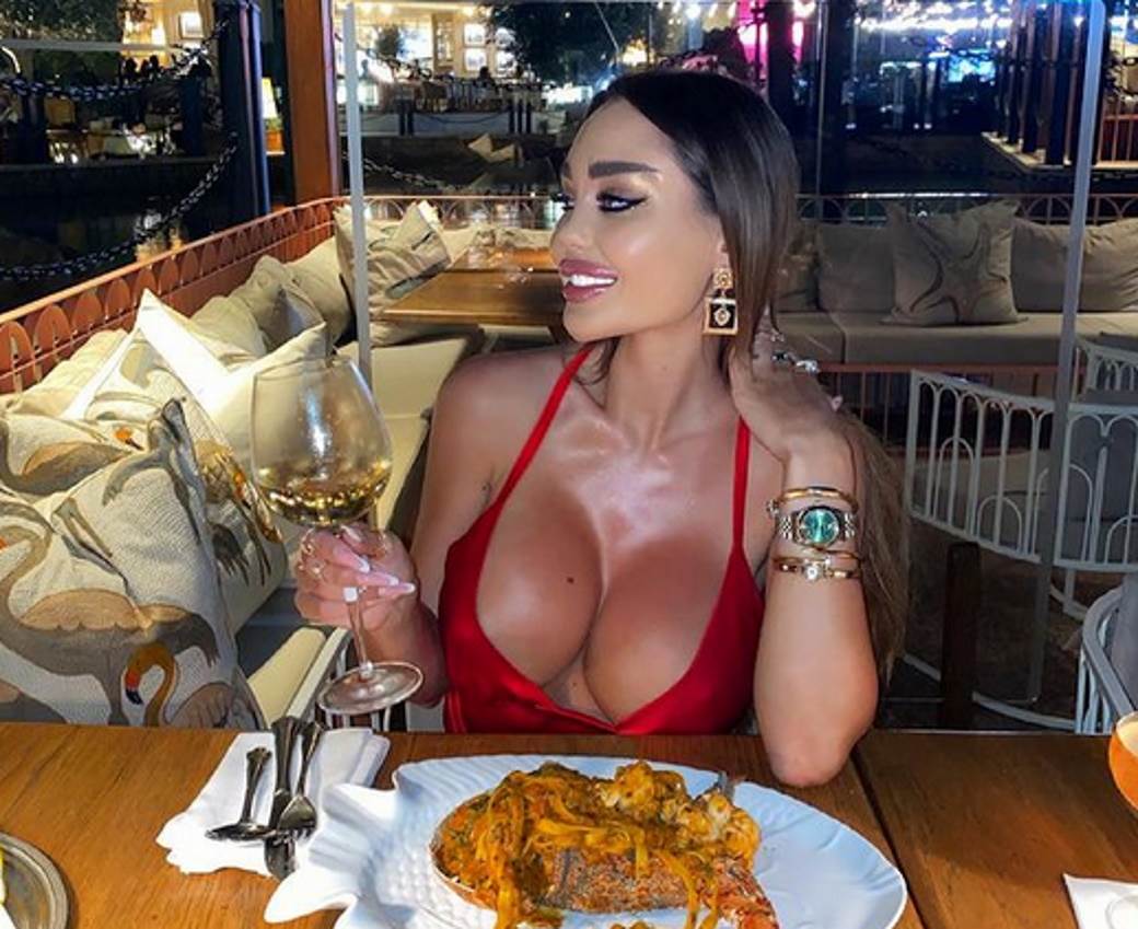  ana korac u dubaiju slike sa plaze 