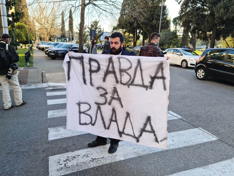  protest ispred vlade zbog ministra leposavića video foto 