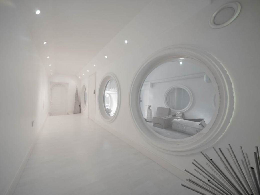  ljudi zgranuti enterijerom luksuzne kuće 