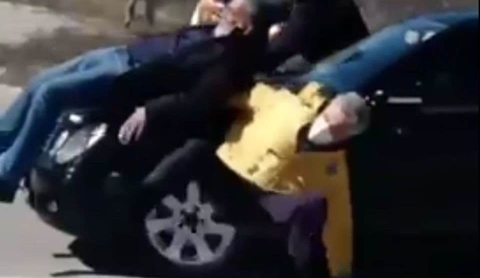  UPRAVA POLICIJE: POLICIJSKI SLUŽBENIK JE POKUŠAO ŠTO PRIJE DA SE UDALJI OD MASE 