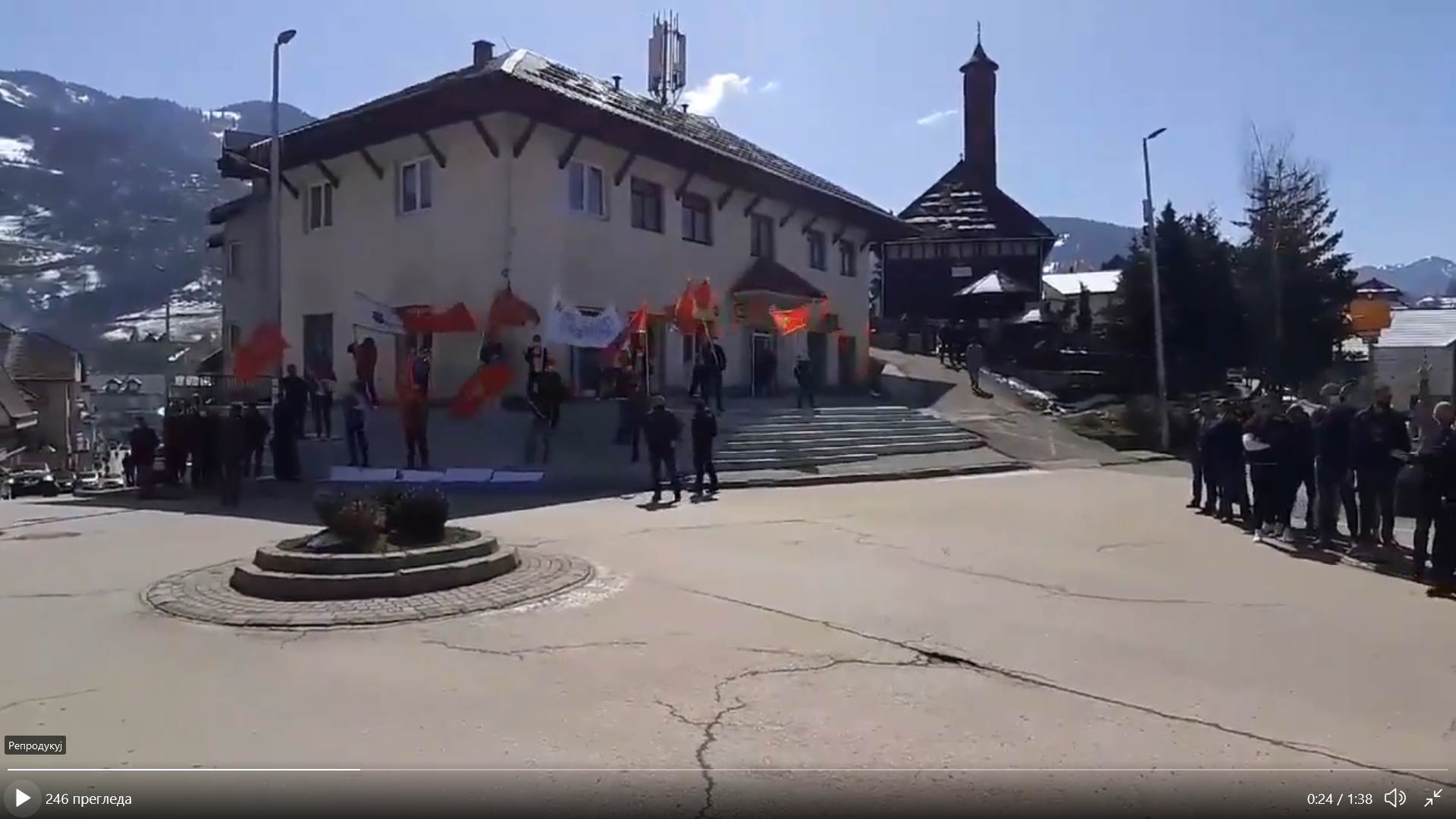  Dritan Abazovic u Plavu okupilii se skandirali izjava transparent 