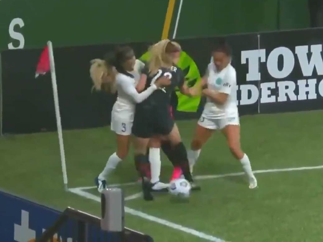  HAOS NA ŽENSKOM FUDBALU! TUČA, 4 CRVENA KARTONA, GRUBI STARTOVI: Amerikanke 