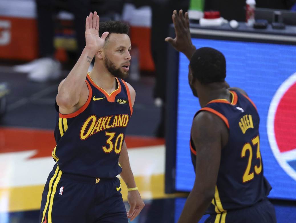  stef kari POGAĐAO TROJKE PREKO RUKE SA 10 METARA: Saigrači nisu mogli da vjeruju, kompletna hala  