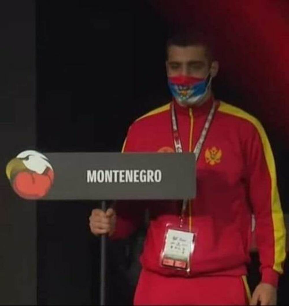  bokser iz budve sa crnogorskom i srpskom zastavom 