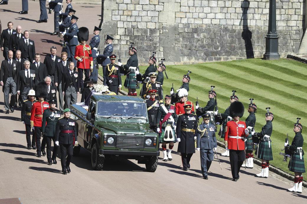  sahrana princa filipa incident gola zena trcala kroz masu kraljevska porodica velika britanija 