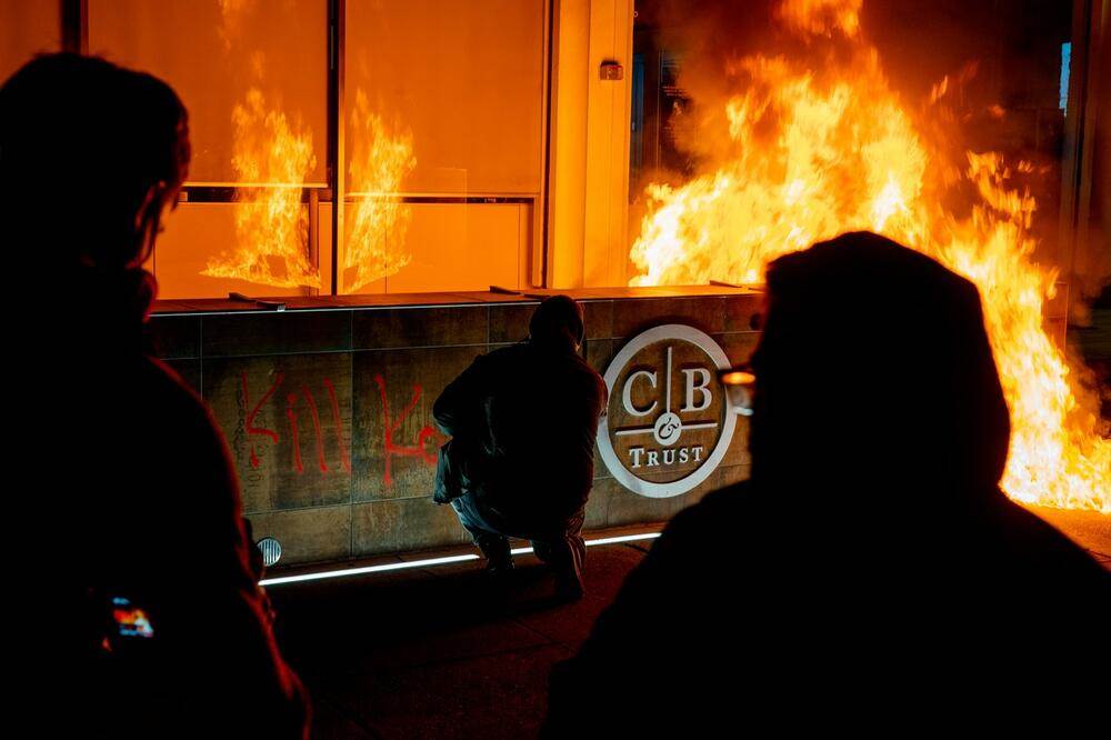  haos-na-protestu-protiv-policijske-brutalnosti-zapaljeni-automobili-i-razbijeni-prozori-okland 