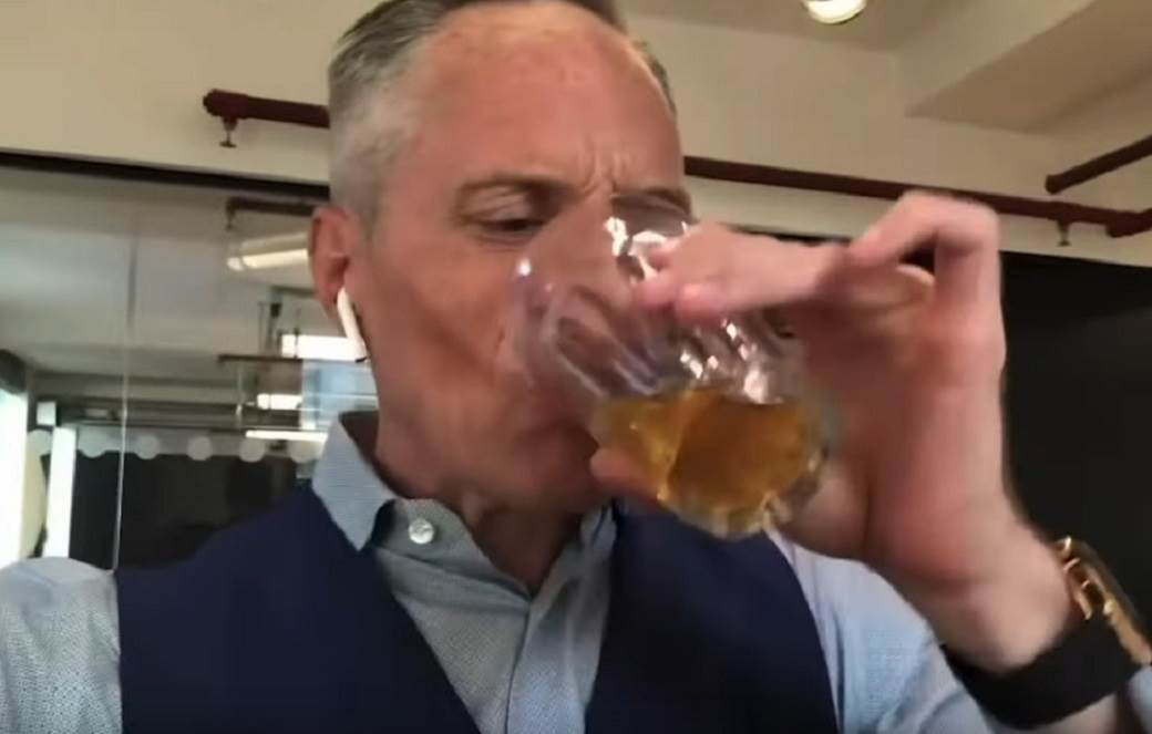  kandidat za gradonacelnika londona pije svoj urin 