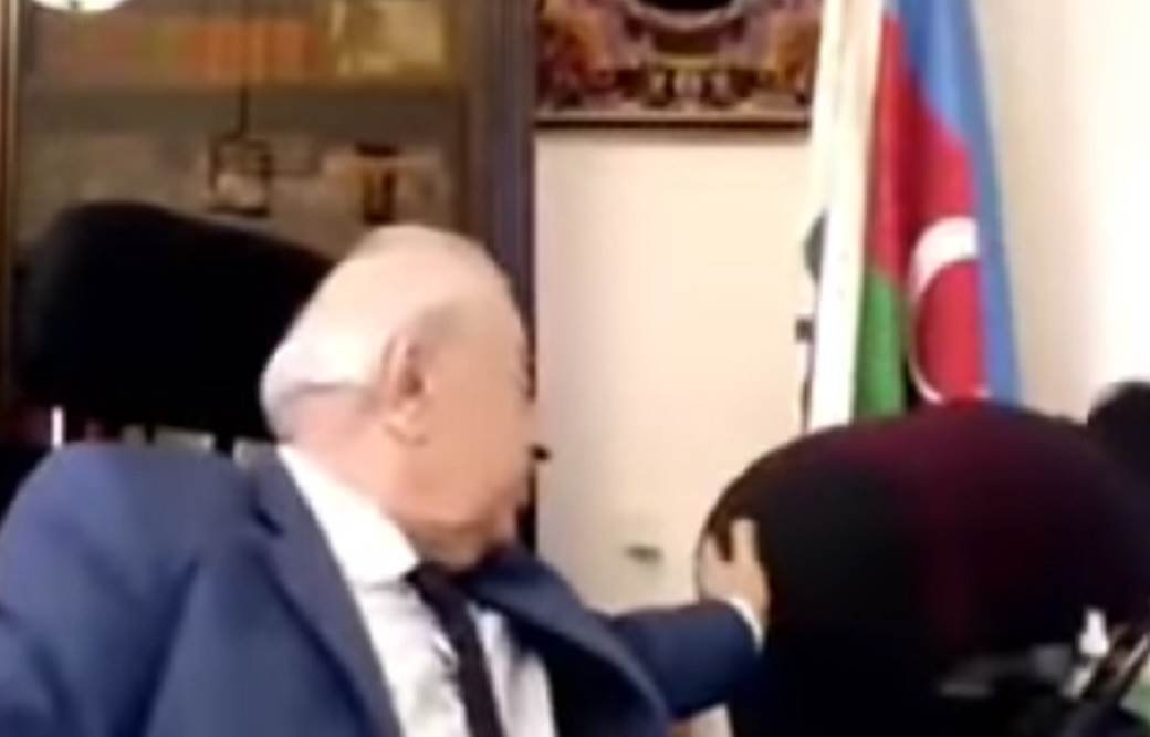  azerbejdzan politicar pomazio sekretaricu po zadnjici  