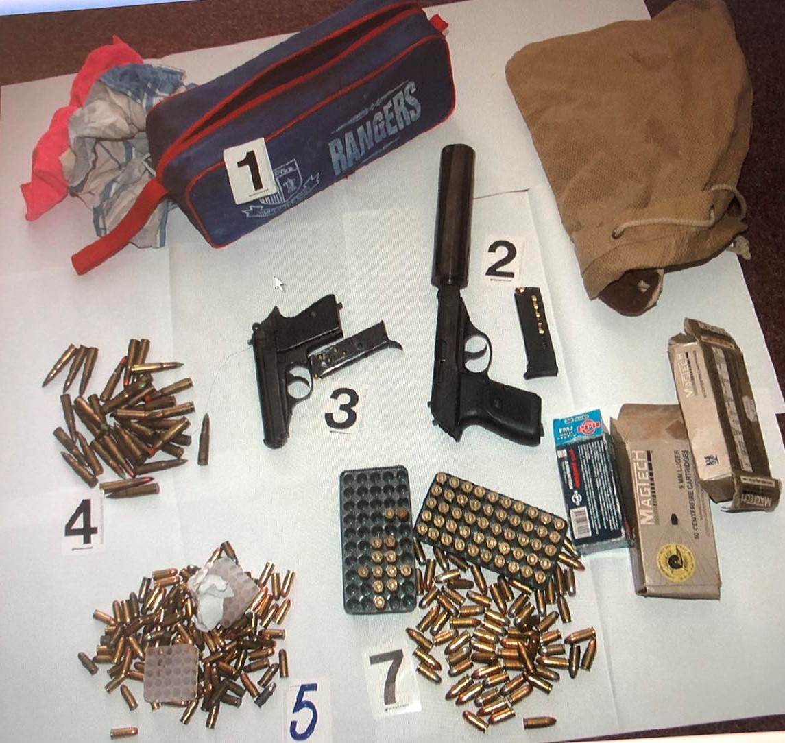  Uhapšen Ulcinjanin, pronađena dva pištolja i skoro 300 komada municije 