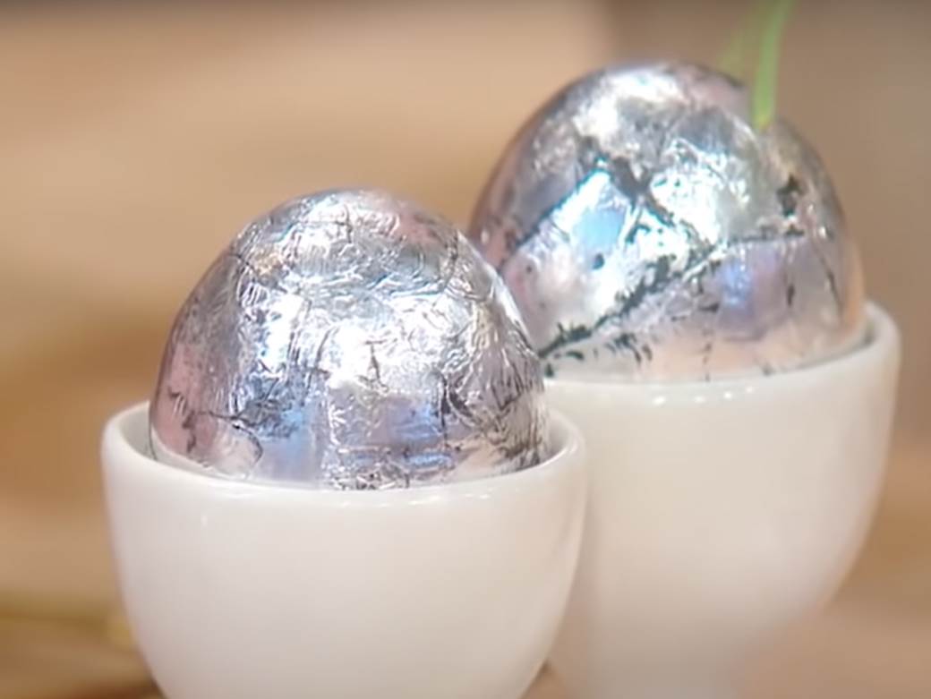  farbanje jaja za vaskrs srebrna jaja sa aluminijumskom folijom 