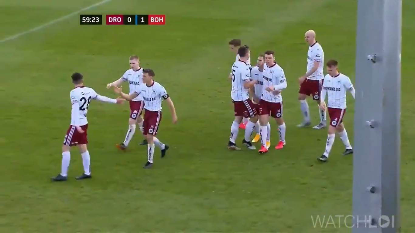  PUSTITE I UŽIVAJTE - FUDBALSKA AKCIJA GODINE: Ne smeta im loš teren, zaigrali kao Barselona! 