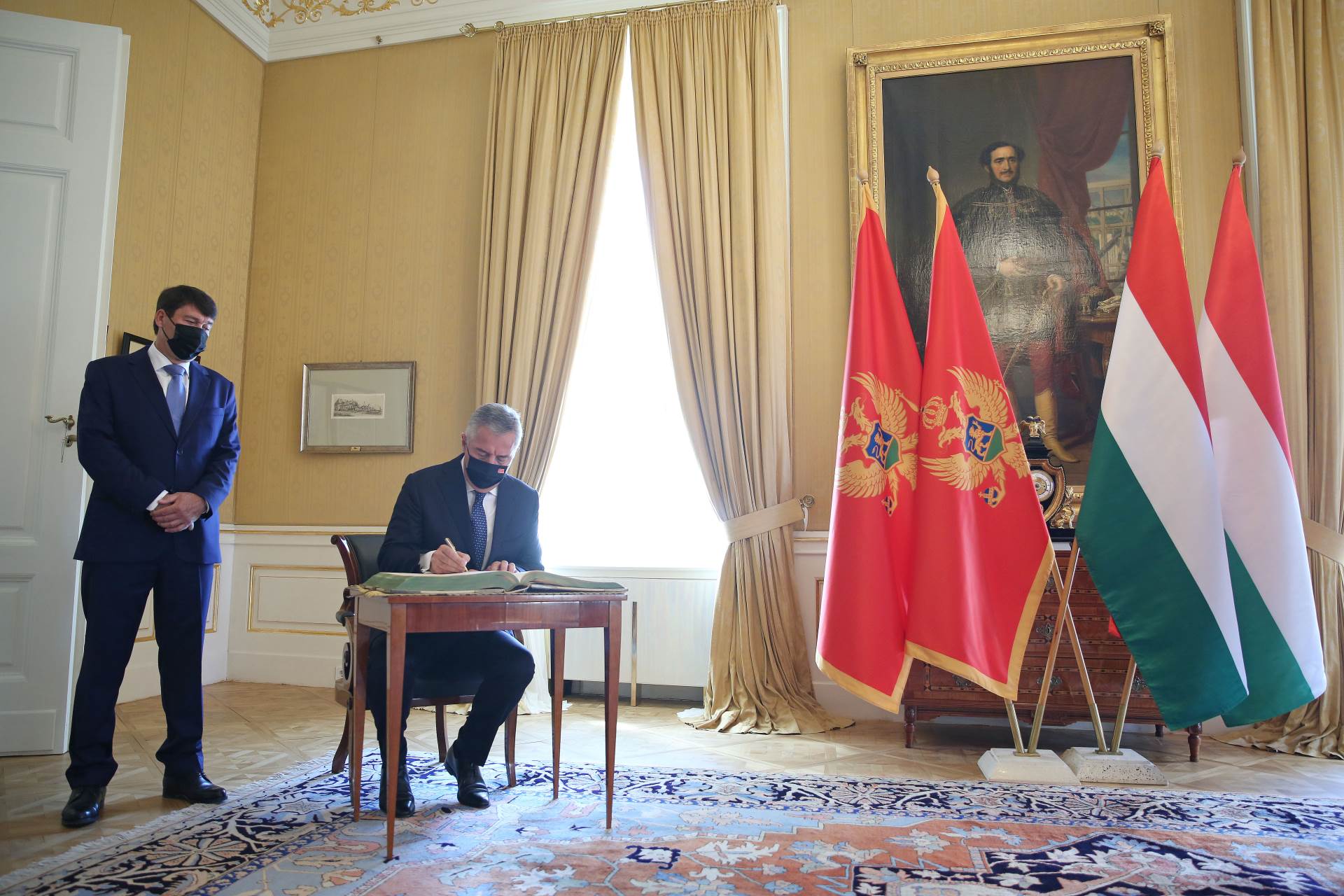 Nakon katastrofalnog poraza od četnika na lokalnim izborima u Herceg Novom, Đukanović otrćao u Budimpeštu  Djukanovic-Ader-3