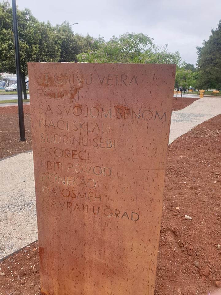  vandali unistili jedan od natpisa u parku djordja balasevica 