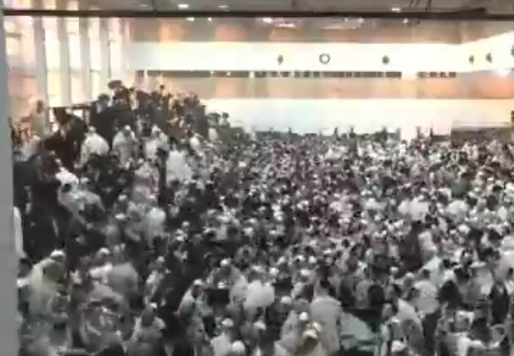  obrusila se se sala u sinagogi 