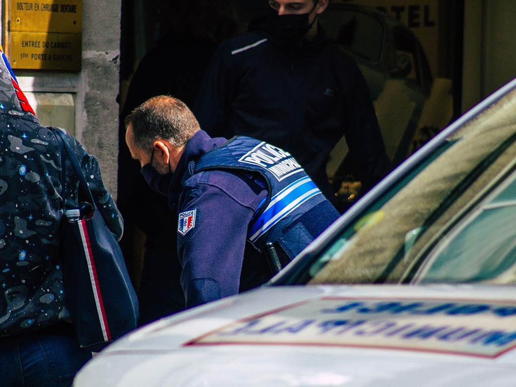  francuska izbodena policajka 