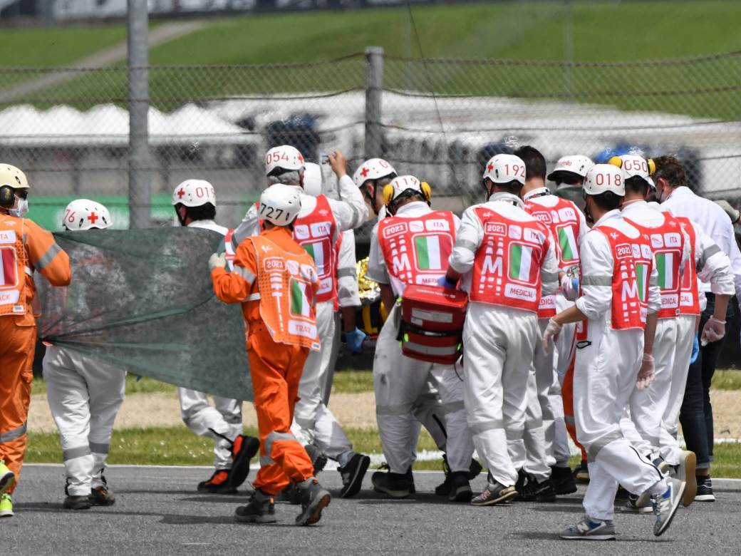  STRAŠNA TRAGEDIJA! POGINUO VOZAČ (19) MOTO 3 ŠAMPIONATA: Prebacili ga helikopterom u bolnicu, ali nisu ga spasili! 