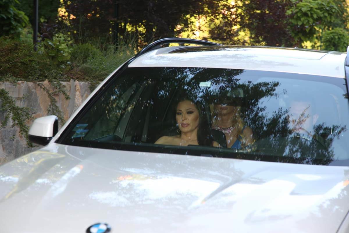  svi gledaju u cecin dekolte 