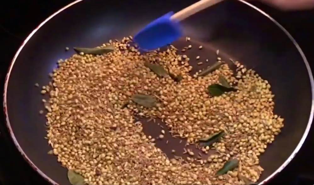  CRVENI PRAH REGULIŠE ŠEĆER, SNIŽAVA TRIGLICERIDE I POMAŽE DA SMRŠATE: Začin od 3 sastojka je čudo za zdravlje 