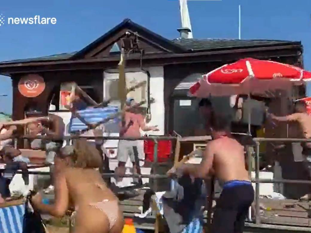  tuca engleskih navijaca na plazi 