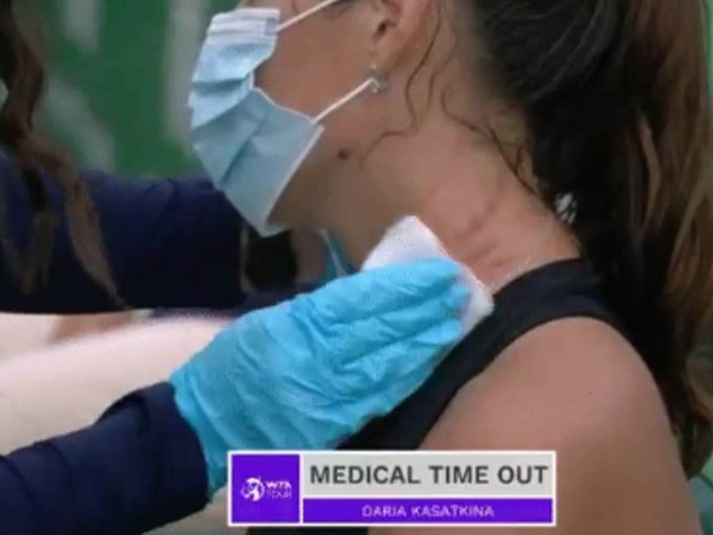 Darija Kasatkina grebala je sebe po vratu 