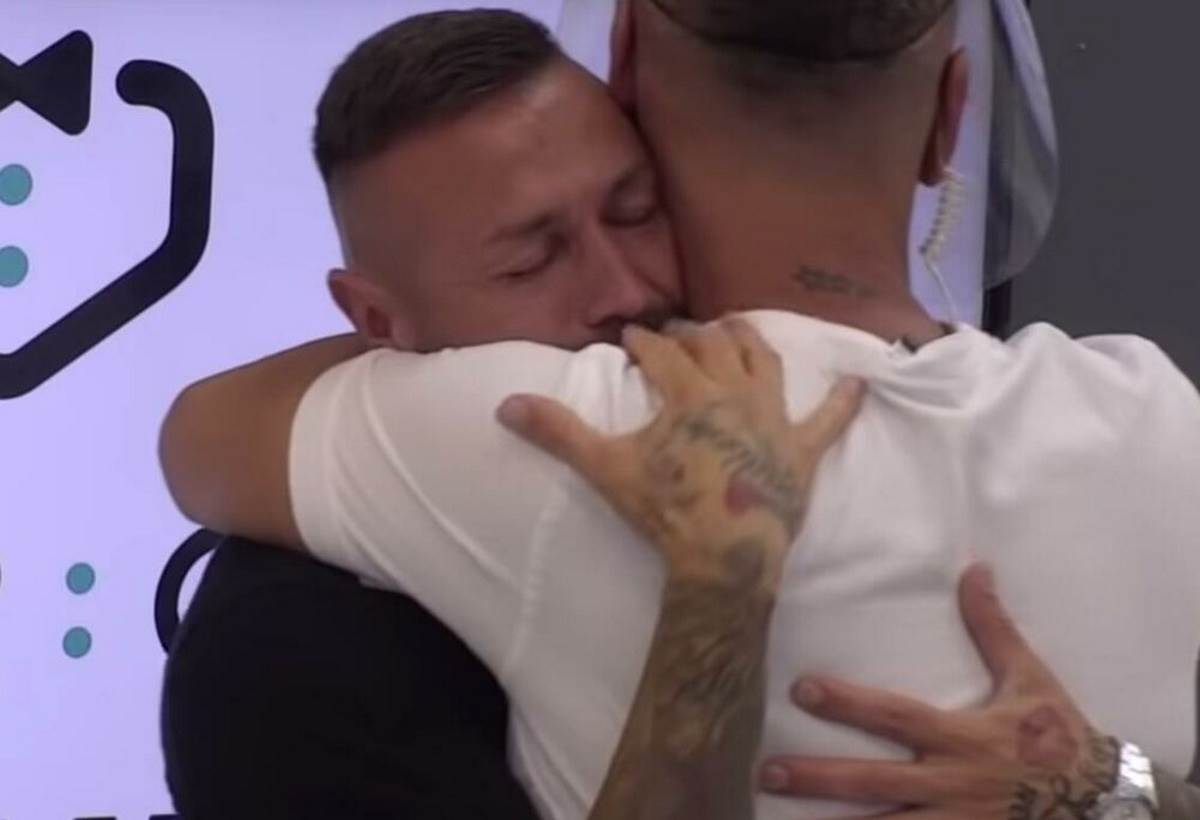  sa plakao zbog bivse zene 