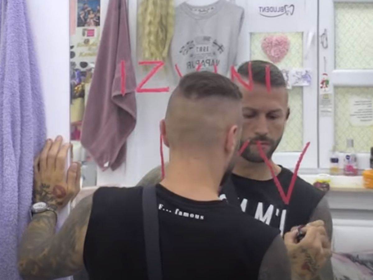  ša pisao karminom izvini ivv u ogledalu 