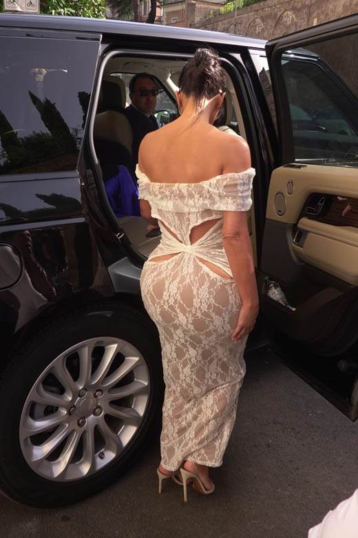  kim kardasijan u providnoj haljini u crkvi 