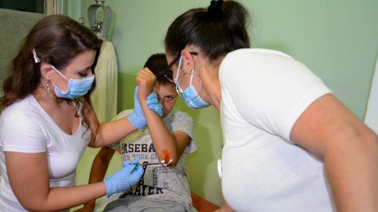  djecak istucen na kosovu 