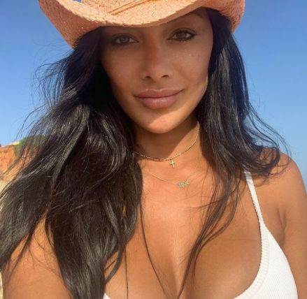  nikol sercinger pjevacica tijelo 