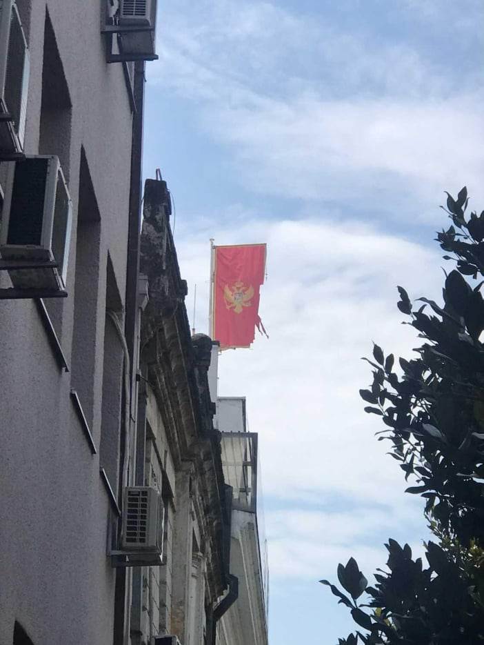  ostecene zastave na drzavnim institucijama 