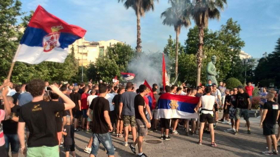  Bar: Policija blokirala navijače Srbije 