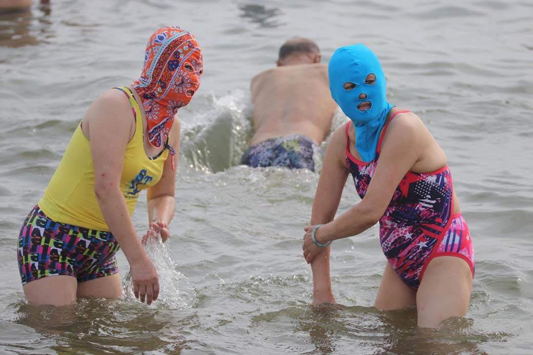  kupanje sa maskama u kini fejskini 