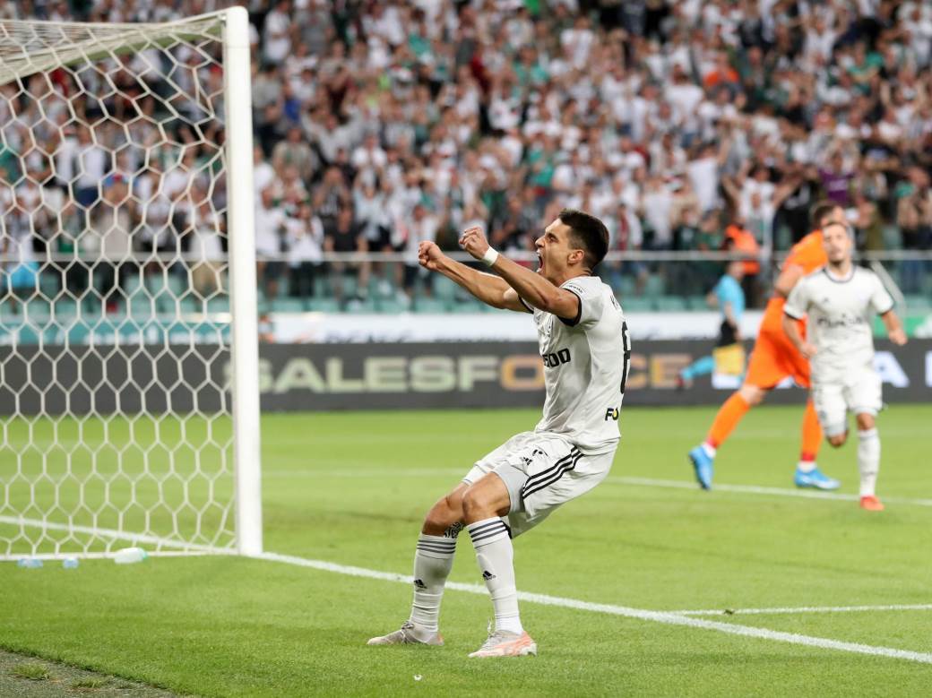  Bartoš Kapustka proslava gola povreda 