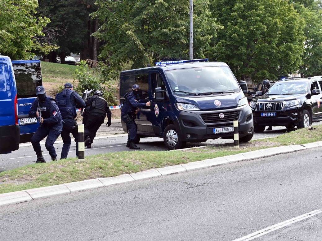  hapsenje u beogradu osumnjiceni bjezali pa udarili u policijski automobil 