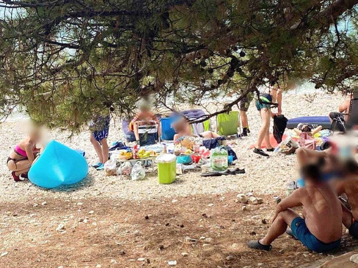  paradajz turisti ljetovanje u hrvatskoj hrana na plazi 