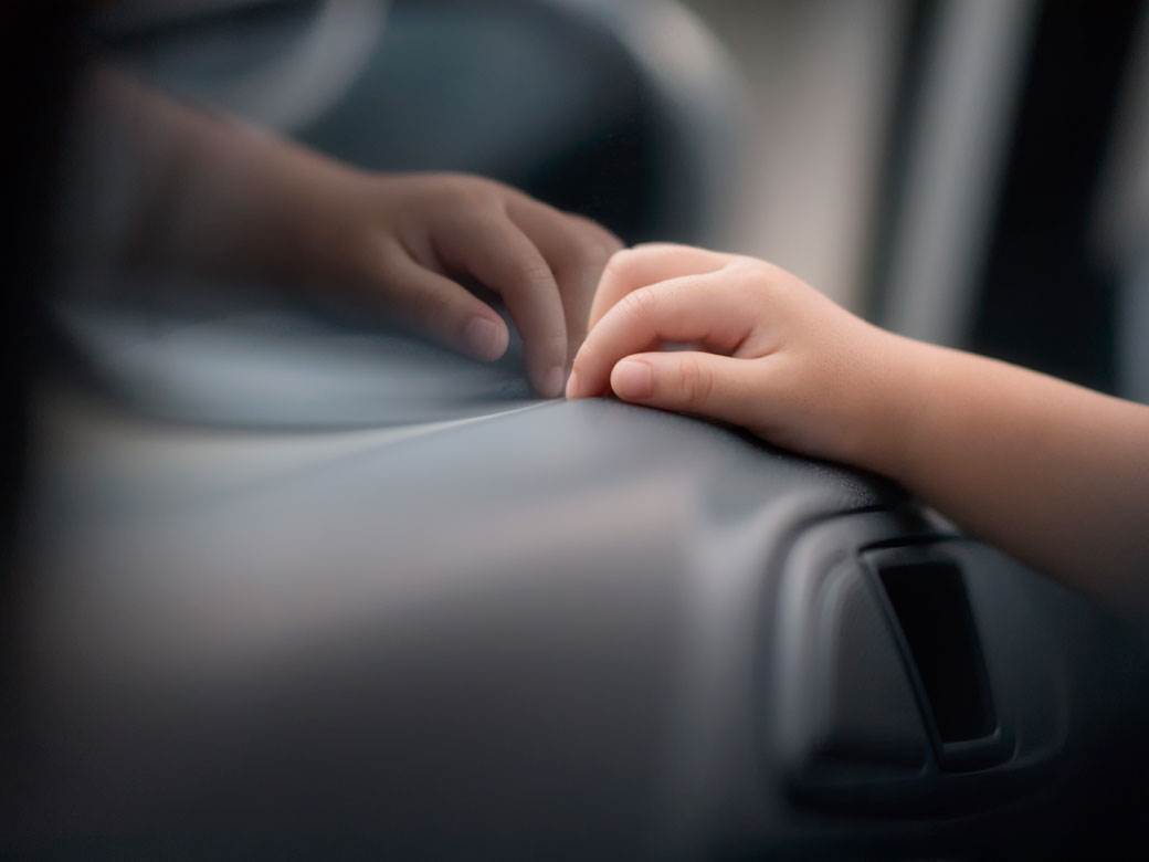  ostavili djecu i psa u autu otisli u soping  