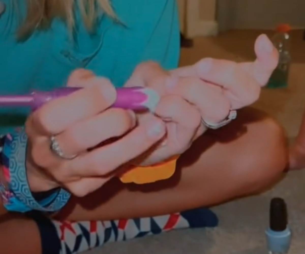  skidanje laka za nokte pomocu tampona 