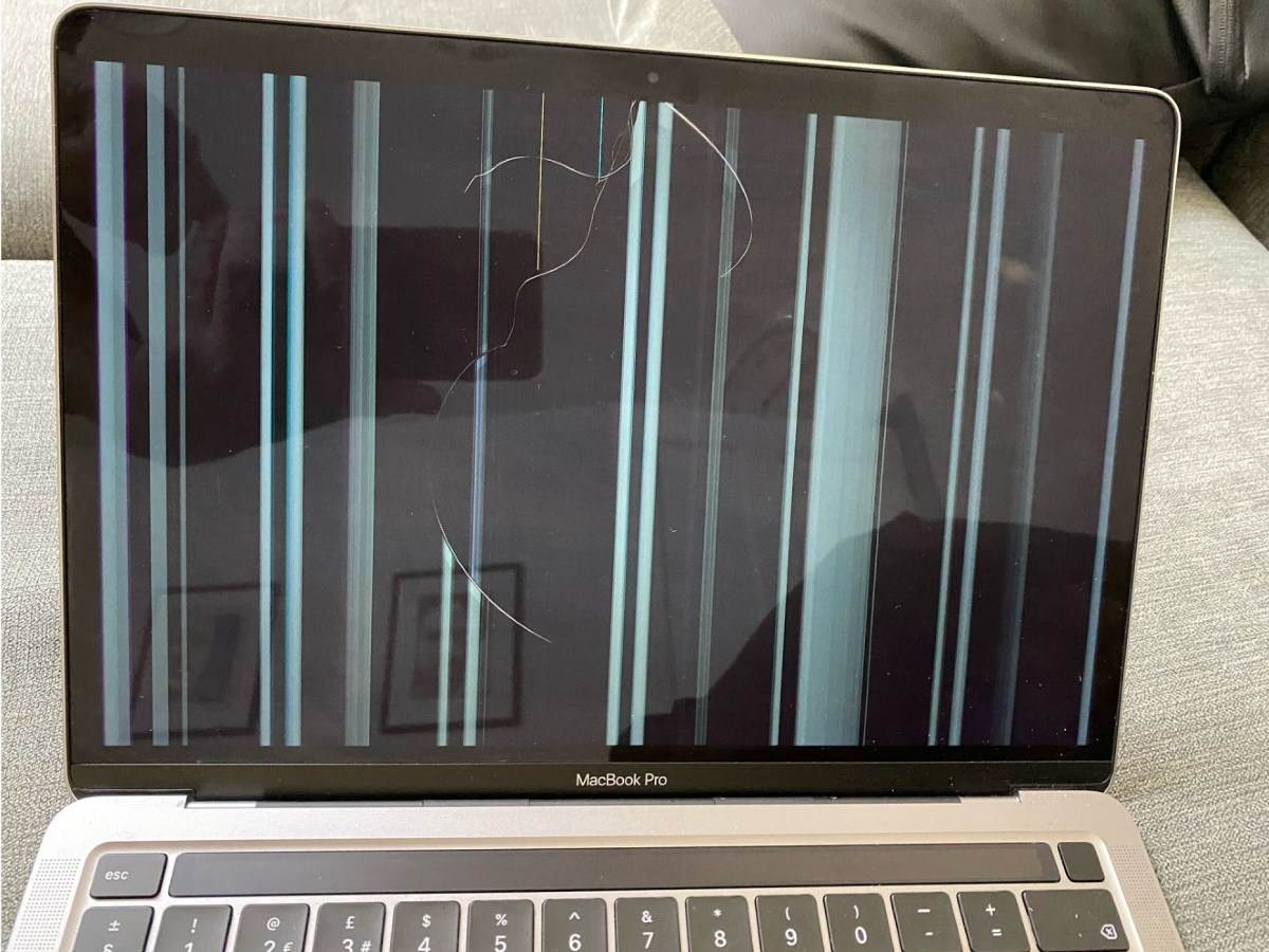  ekran macbooka puca tokom koriscenja 
