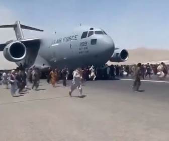  ljudi bjeze iz avganistana trce za avionom 