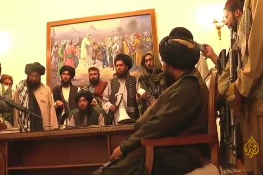  talibani u zgradi predsjednistva citaju kuran 