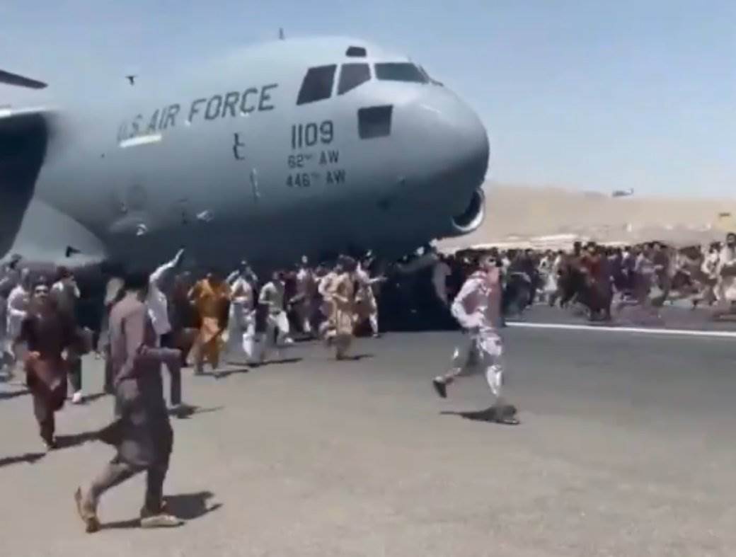  avion sa kojeg padaju ljudi u avganistanu 