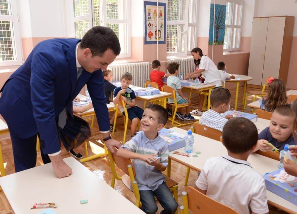  glavni grad prvacima obezbijedio sredstva za skolski pribor 