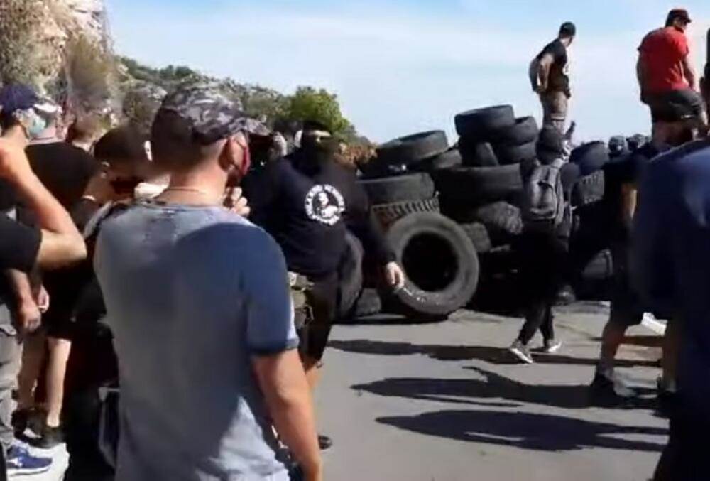  Policija moli gradjane da se razidju 