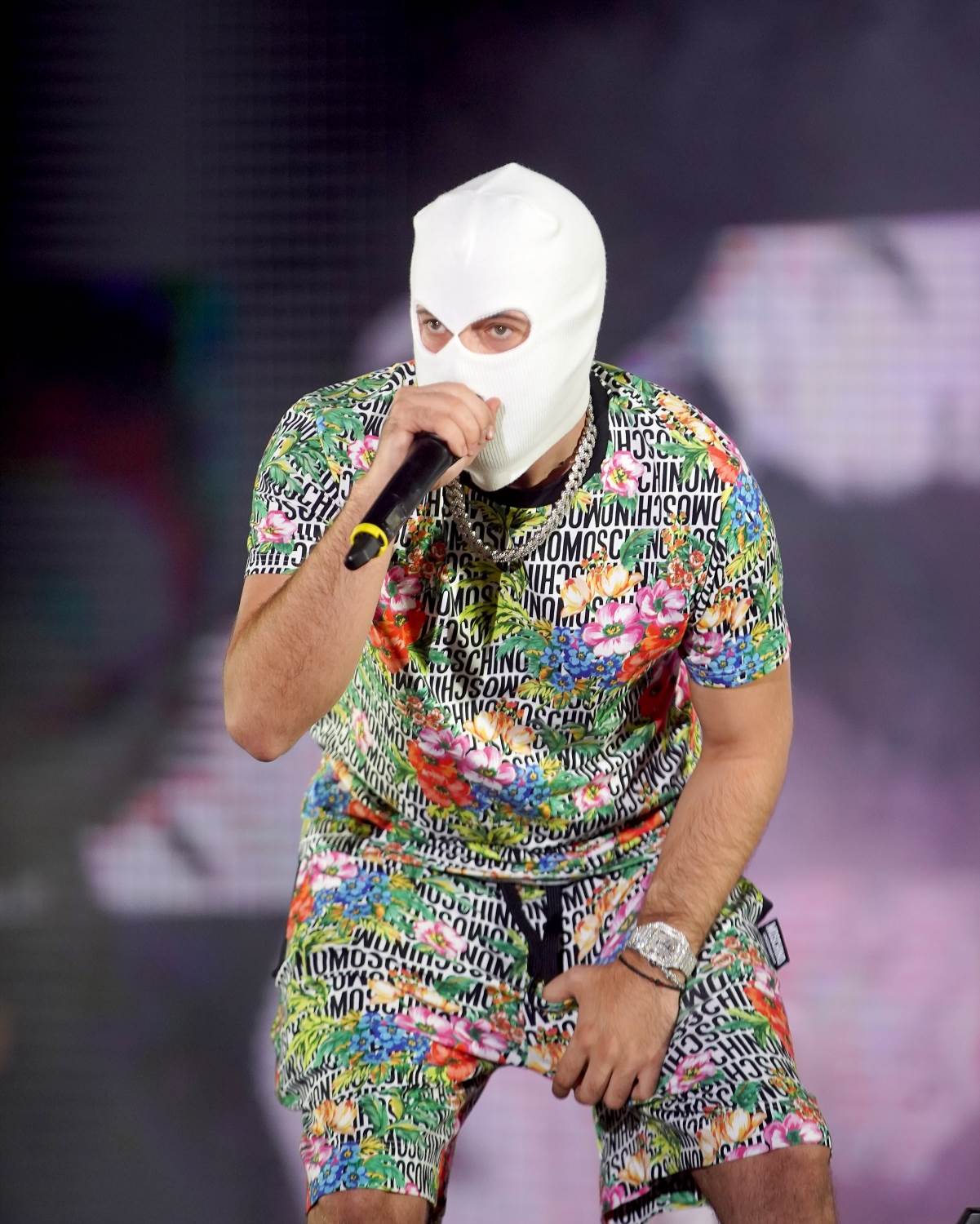  kako devito izgleda bez maske 