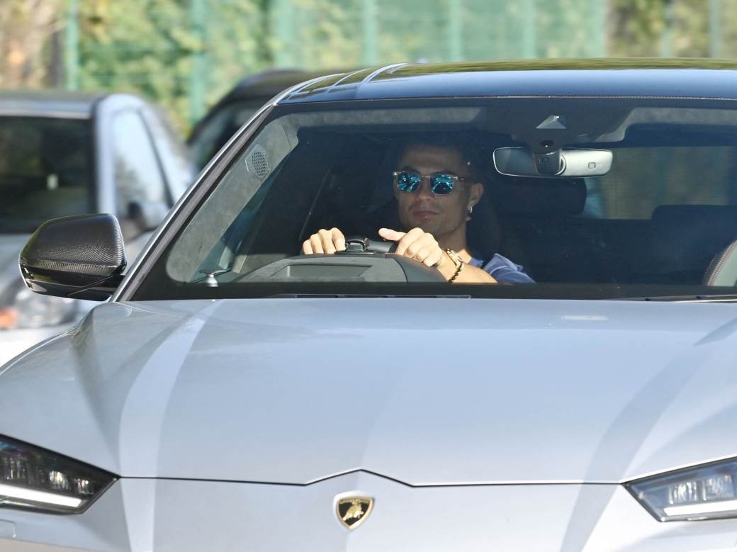  ronaldo dosao na trening najjeftinijim autom 