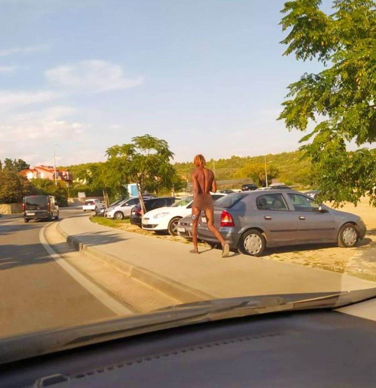  slika golog muskarca na ulici hrvatska 