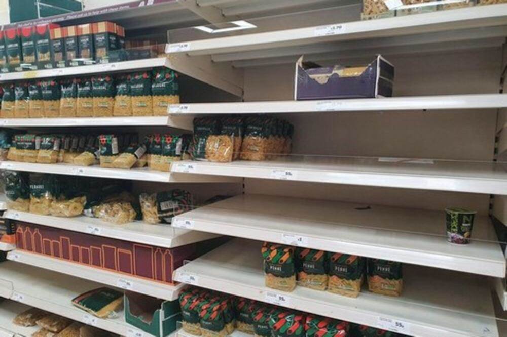  velika britanija prazni rafovi 