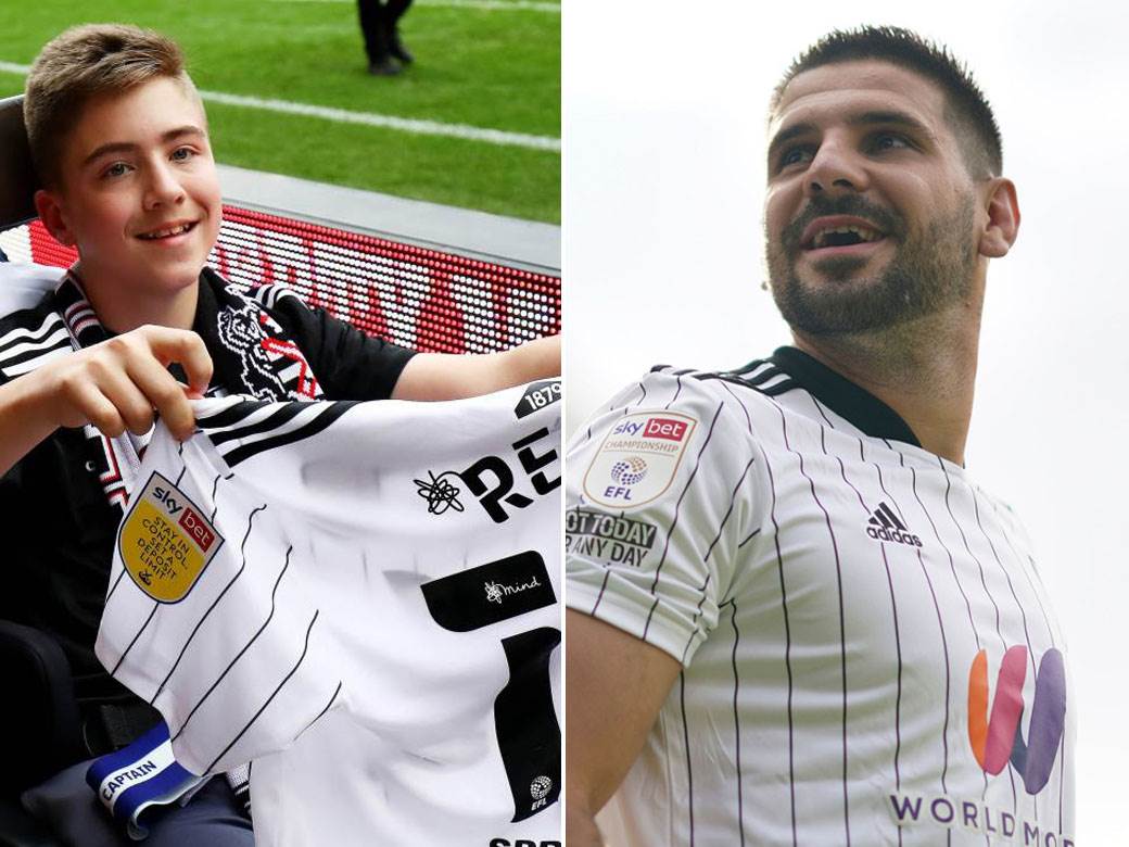  djecak koji navija za fulam dobio zagrljaj od igraca 