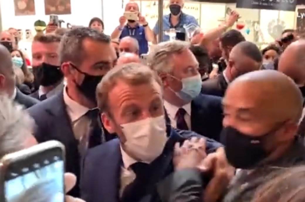  Emanuel Makron pogođen je jajetom tokom šetnje kroz Lion 